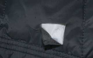 Что делать, если порвалась куртка или пуховик из полиэстера или плащевки, как незаметно заклеить дырку или порез?