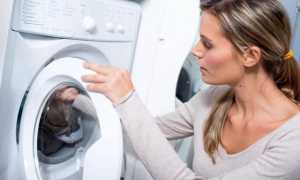 Как постирать пуховик, чтобы не сбивался пух: режимы стирки в стиральной машине и температура воды, применение мячиков