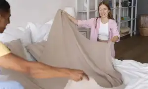 Сколько раз в месяц нужно менять постельное белье дома: как часто следует его стирать?