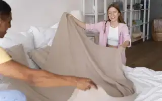 Сколько раз в месяц нужно менять постельное белье дома: как часто следует его стирать?