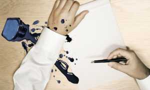 Чем оттереть следы от шариковой ручки с кожзама или кожи на мебели или одежде и как вывести пятно?