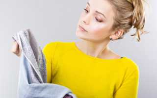 Как в домашних условиях вывести застарелое пятно неизвестного происхождения и отстирать цветные вещи?