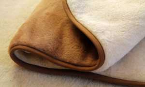 Как стирать одеяло из верблюжьей и овечьей шерсти вручную и в стиральной машине, можно ли это делать?