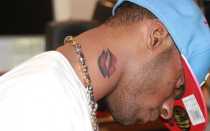 Тату поцелуй на шее для девушек, мужчин. Значение, фото