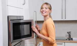 Как отстирать и отбелить грязные кухонные полотенца с помощью микроволновки?