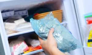 Что делать, если к одежде сильно прилипла жвачка, как ее удалить в домашних условиях?