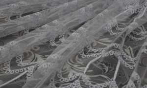 Зачем приклеивают тюль на окна вместо жалюзи и как это правильно сделать с помощью картофельного крахмала, мыла, клея?