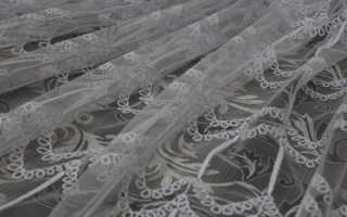 Зачем приклеивают тюль на окна вместо жалюзи и как это правильно сделать с помощью картофельного крахмала, мыла, клея?