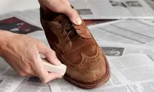 Как в домашних условиях восстановить замшу на обуви, убрать потертости и залысины и вернуть ей прежний вид?