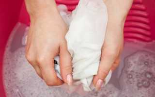 Как отстирать белые или светлые носки от грязи и черной подошвы в домашних условиях руками или в стиральной машинке?