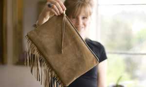 Как в домашних условиях почистить от грязи и засаливания светлую и темную замшевую сумку?