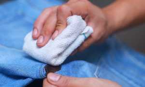 Как отстирать свежую или застарелую кровь с одежды и постельного белья в домашних условиях?