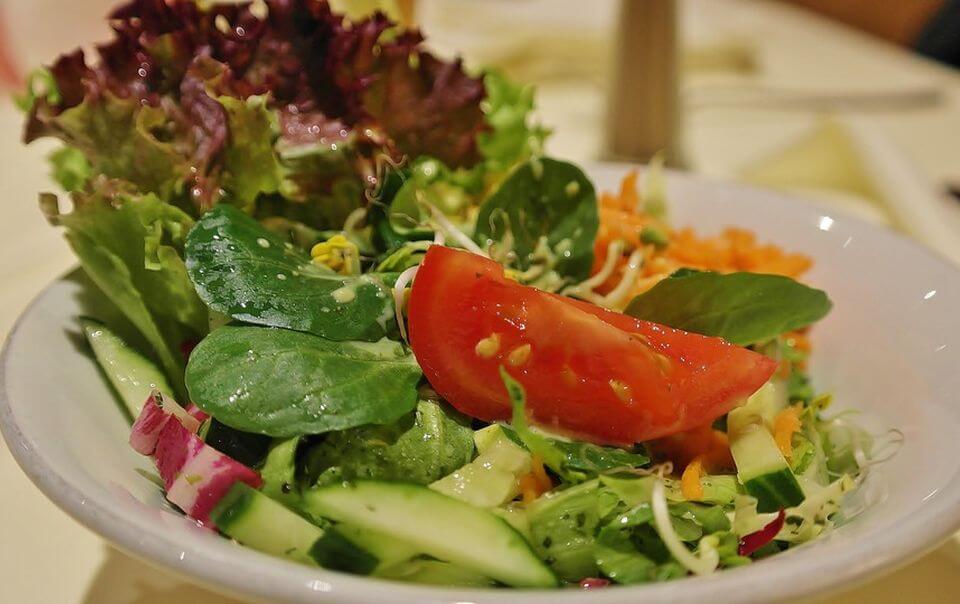 рецепт вкусного салата с кабачками и шампиньонами