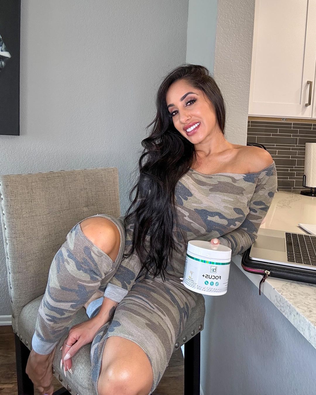 Нармин Ассриа (Narmin Assria) — профессиональная фитнес-бикини модель из США